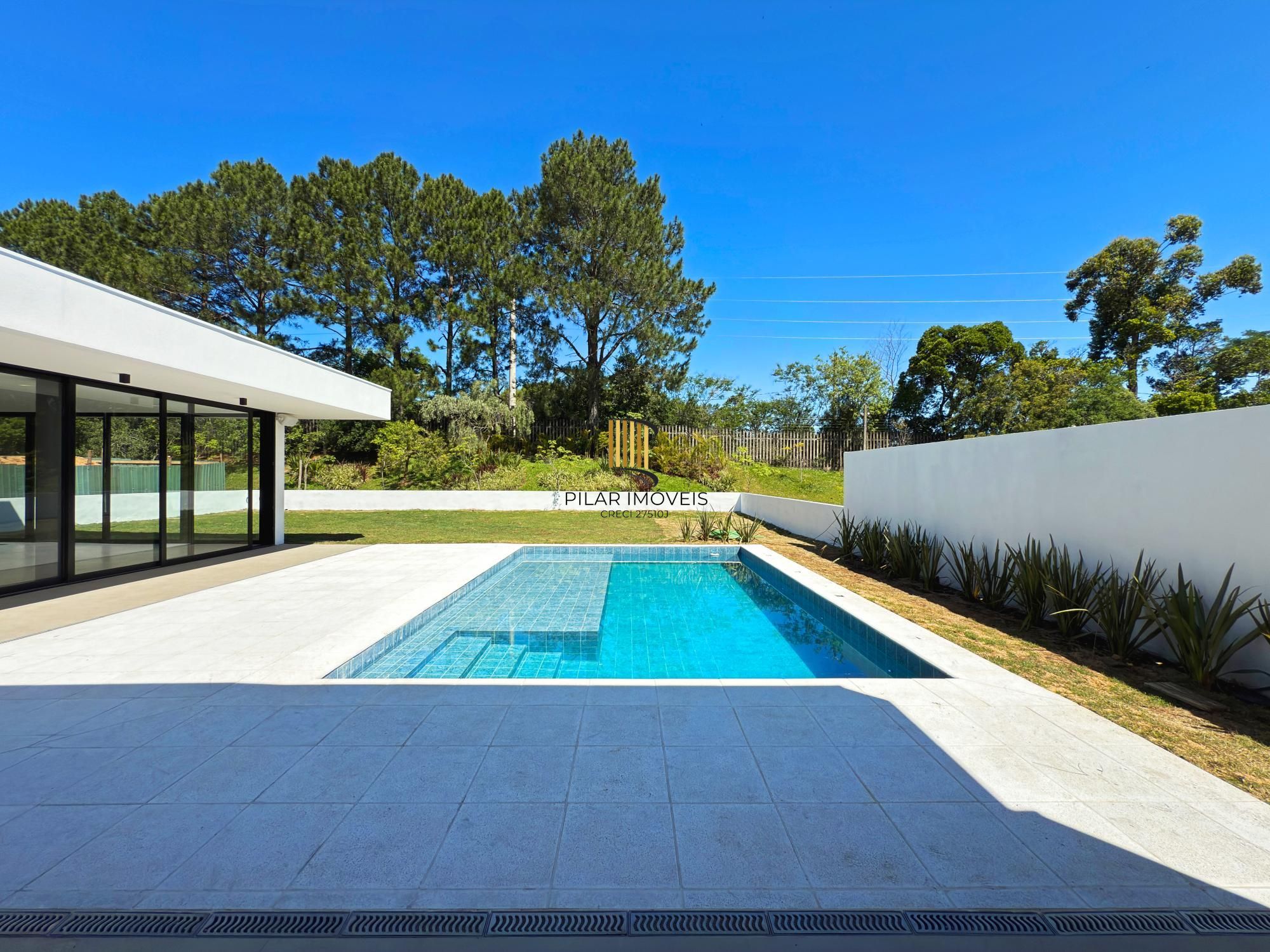 A casa conta com 434m2 de área construída, mas com um aproveitamento total dos 1.012m2 do lote