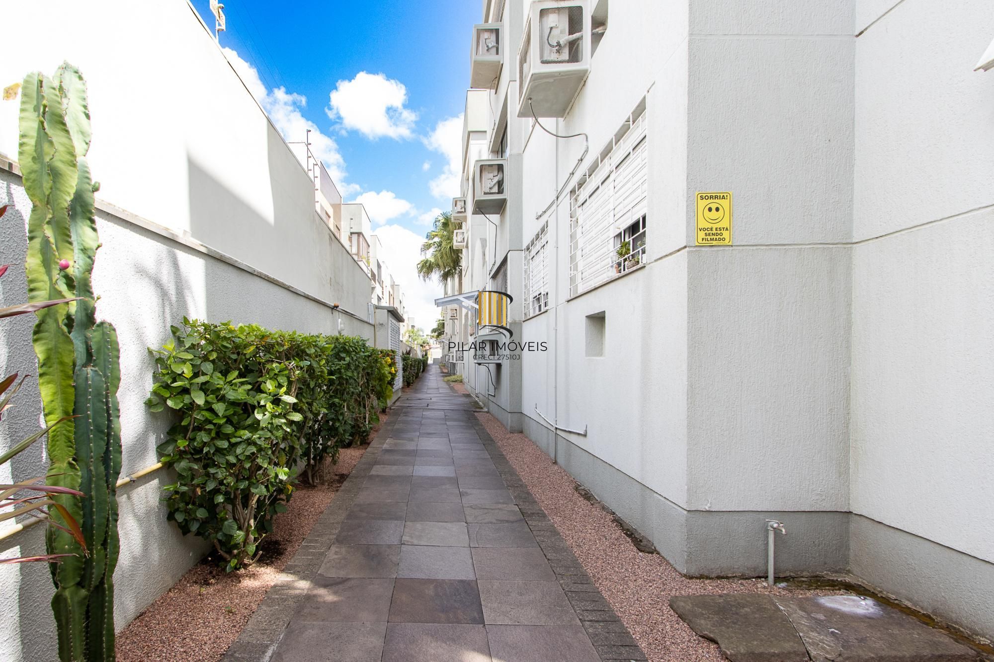 Apartamento com 2 dormitórios (reversível para 3) e 1 vaga escriturada  à venda no coração de Ipanema