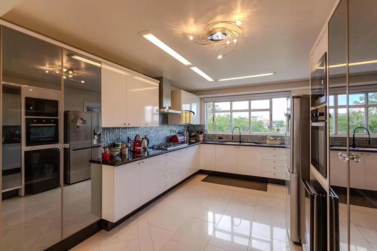 Apartamento com 3 dormitórios, 2 vagas e 231.61m² - Bairro Menino Deus