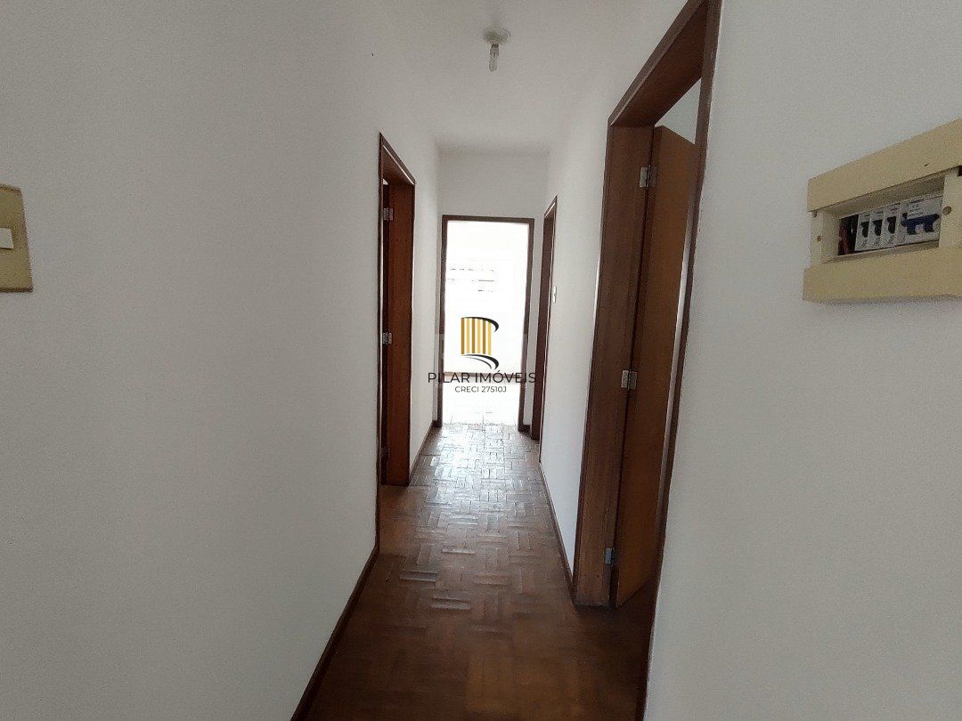 Casa à venda com 3 quartos, 1 vaga e pátio - Bairro Medianeira