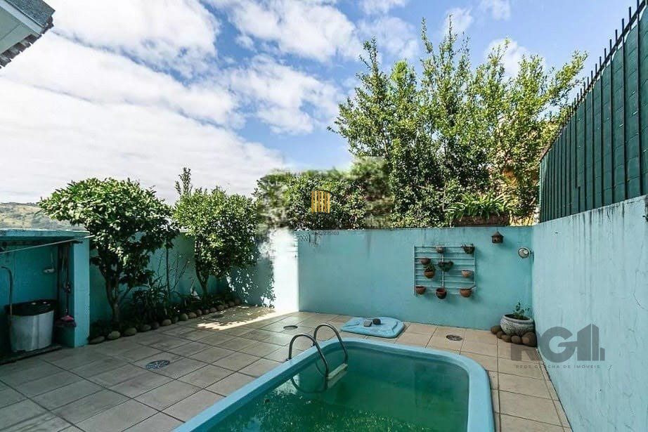 Casa com 161m² e 3 dormitórios com suíte, piscina no bairro Espírito Santo em PORTO ALEGRE