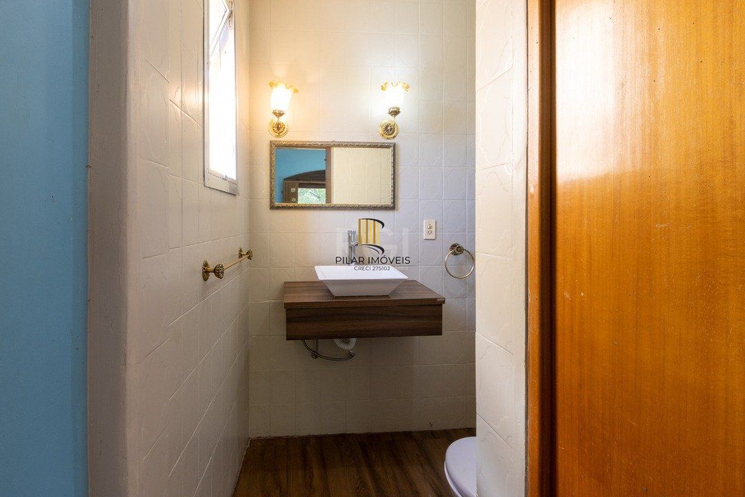 Sobrado com 345m² privativos, 3 suites, 2 vagas, churrasqueira. pátio com piscina - Bairro Cristal
