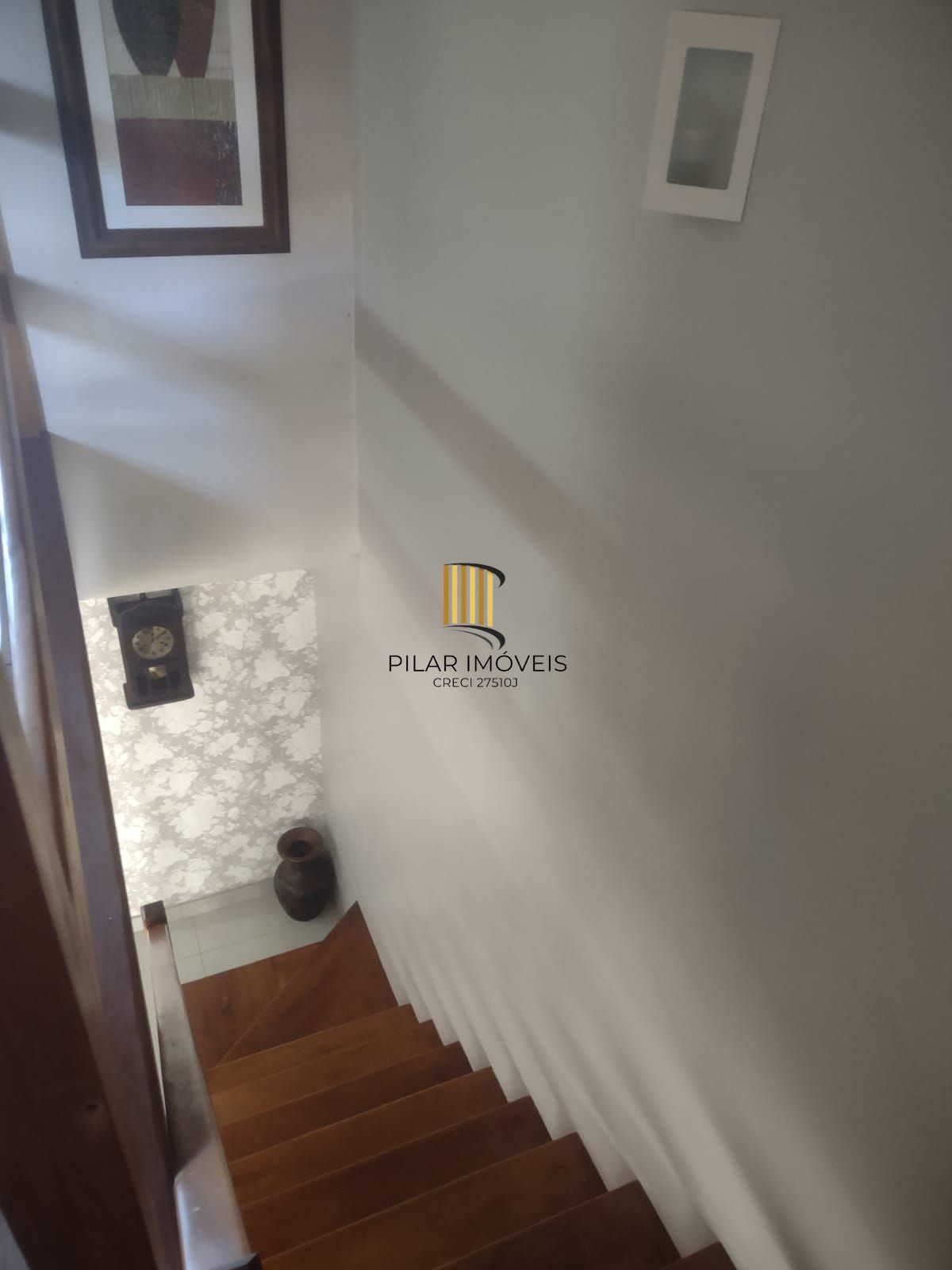 Casa de condomínio, 3 quartos, 1 suíte, piscina e 2 vagas de garagem;