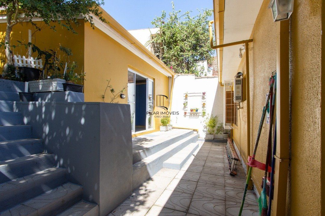 Sobrado à venda no Bairro Medianeira, reformado, 3 quartos, lareira, churrasqueira, 3 vagas