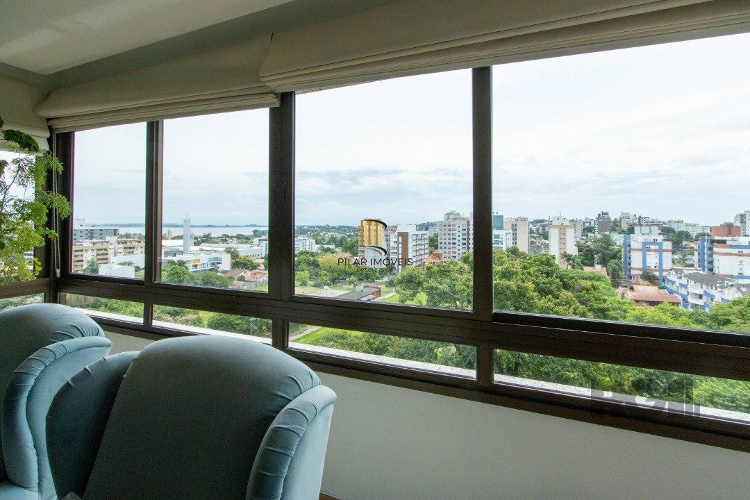 Apartamento possui 3 dormitórios, sendo 1 suíte, semi-mobiliado, com 107,27m² de área privativa, living para 2 ambientes, espaço gourmet com churrasqueira, cozinha com área de serviço; 2 vagas simples de garagem
