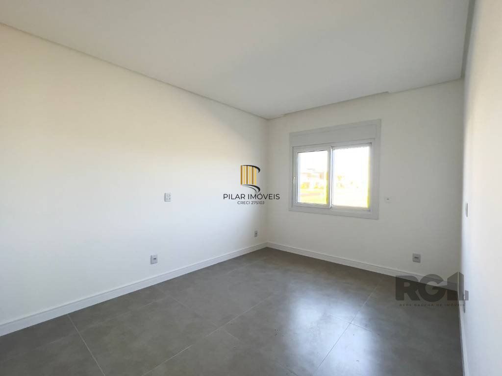 Casa térrea, com 225M², 04 suítes, sendo uma suíte americana, lavabo, living integrado, área de serviço.