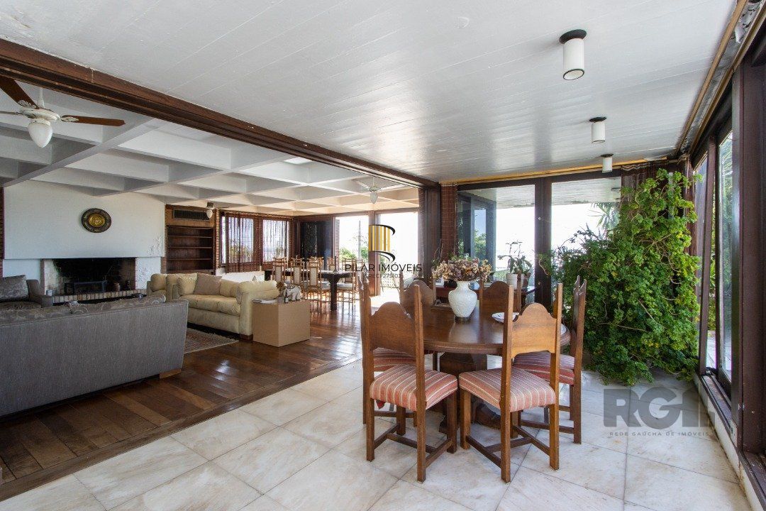 Casa com 724 m² privativos, 4 dormitórios sendo 4 suítes, 6 vagas sendo 3 cobertas