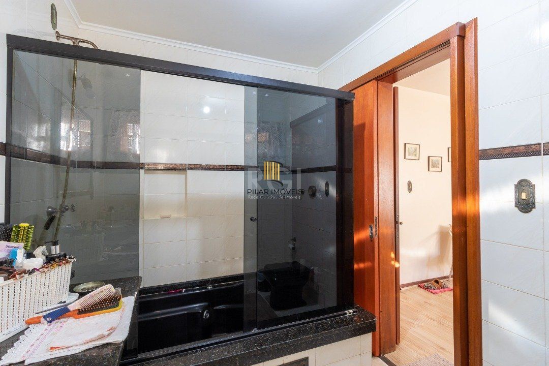 Casa com piscina para Venda , 4 quartos, sendo 1 suite, 3 vagas