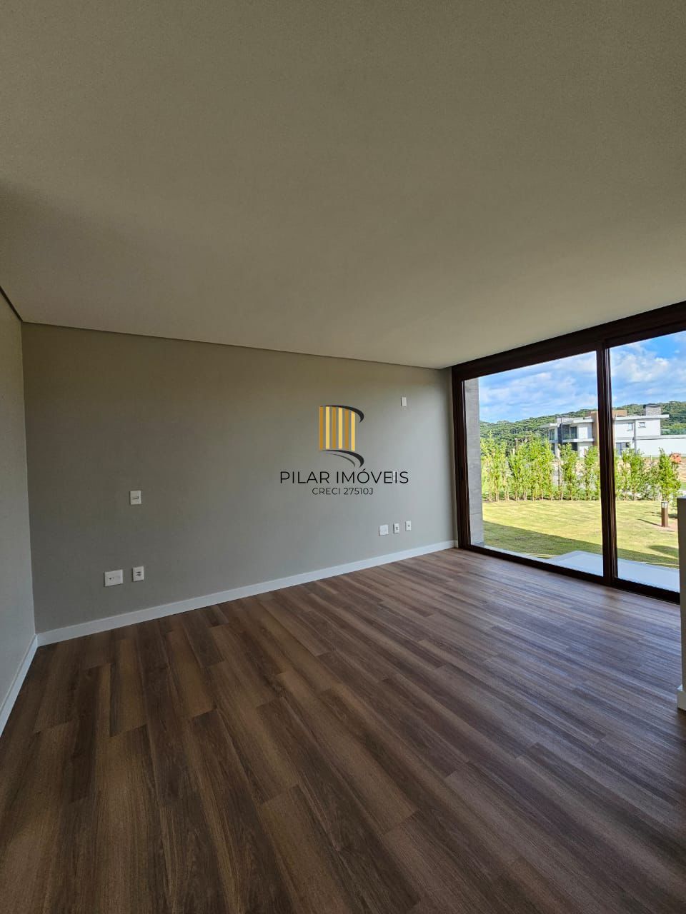 Casa de condomínio, 3 dormitórios, 3 suítes, 2 vagas de garagem.