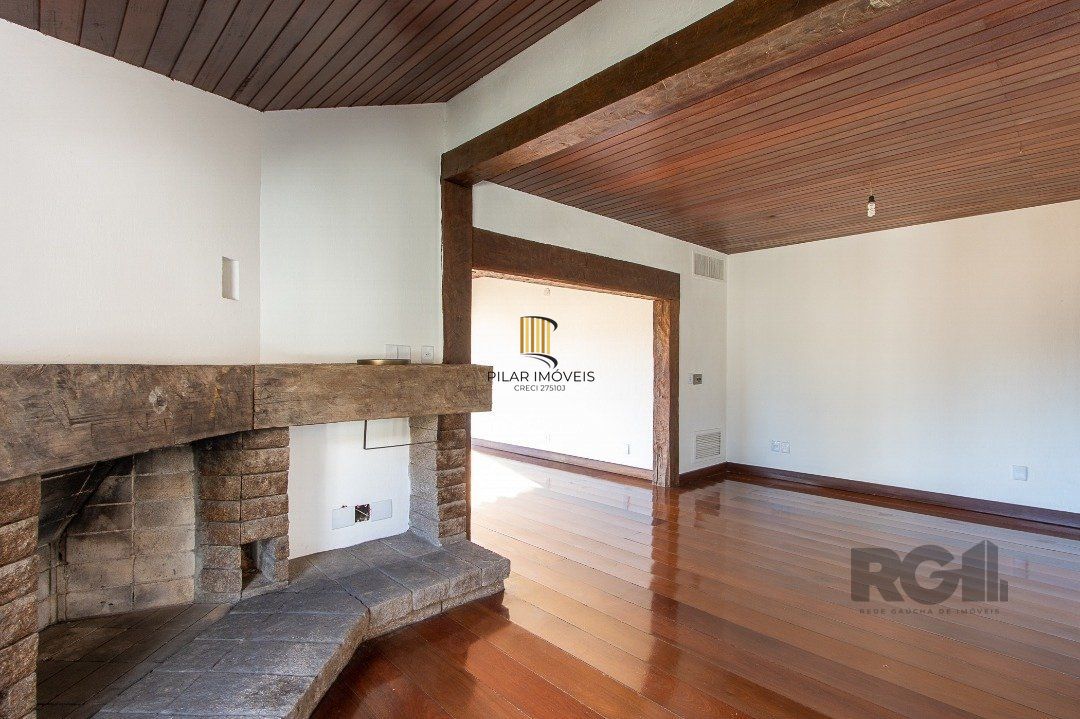 Casa Condomínio a Venda - 880m², 5 dormitórios, sendo 2 suítes, a master com lareira, 4 vagas - Cavalhada