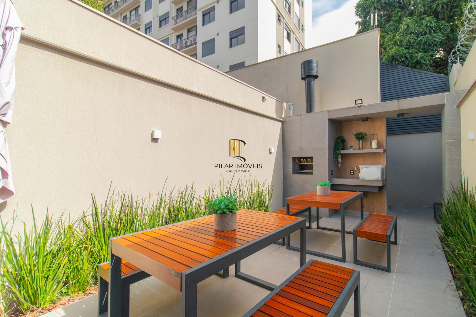 APARTAMENTO SEMIMOBILIADO 2 DORMITÓRIOS SENDO 1 SUÍTE E 1 VAGA ESCRITURADA