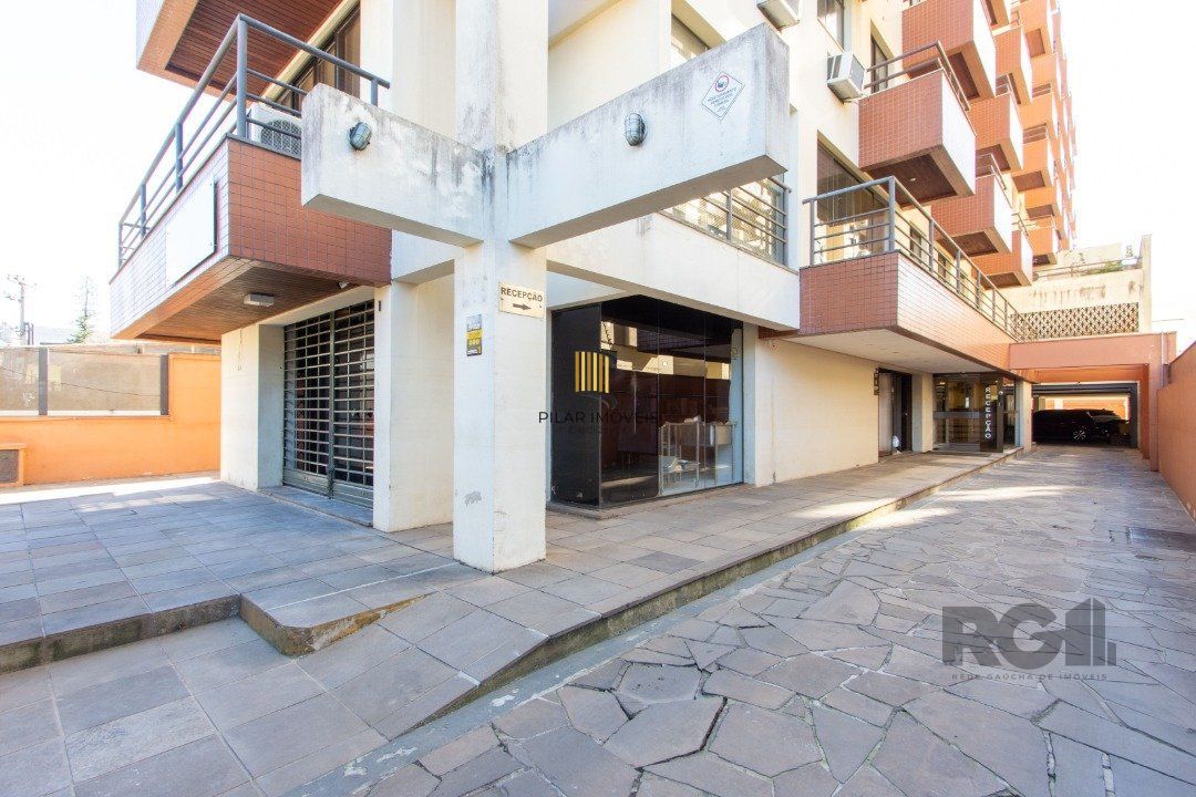 EXCELENTE SALA COMERCIAL, muito bem localizada no bairro Menino Deus, 01 banheiro, sacada e ar condicionado split, toda montada