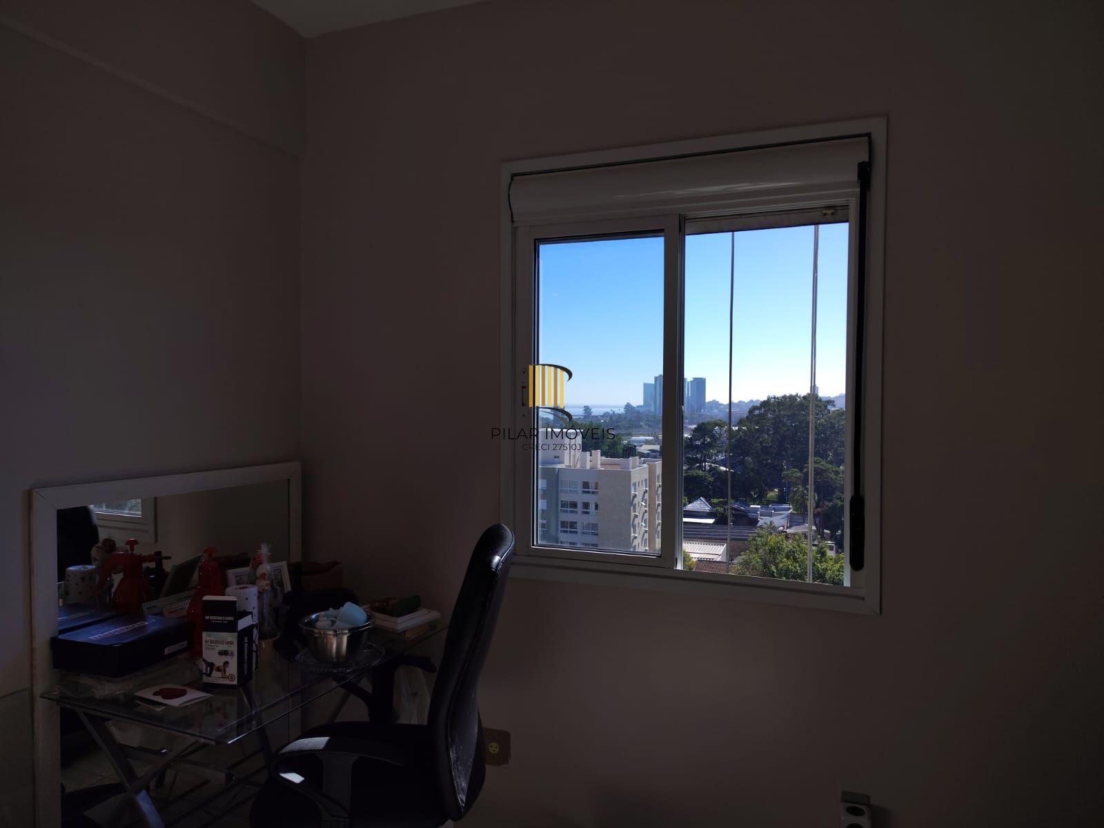 Cobertura de 3 dormitórios, 1 suíte, 2 vagas escrituradas e vista para o Guaíba.
