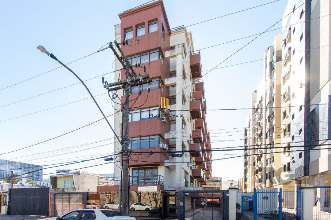 EXCELENTE SALA COMERCIAL, muito bem localizada no bairro Menino Deus, 01 banheiro, sacada e ar condicionado split, toda montada