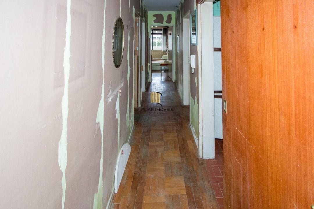Casa para Venda - 200m², 3 dormitórios, 8 vagas - Cristal