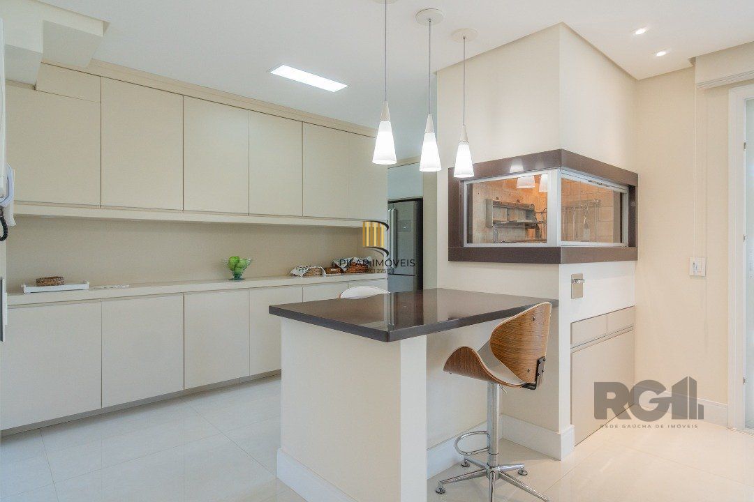 Casa semimobiliada e possui 3 suítes (sendo 1 delas master com closet e hidro)