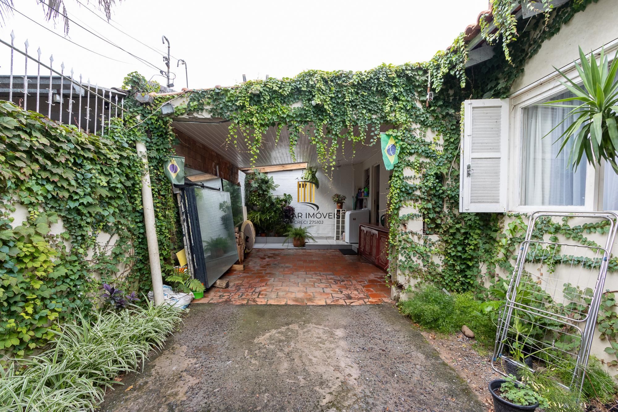 Casa térrea, 2 dormitórios, 1 suíte e 2 vagas no bairro Aberta dos Morros.