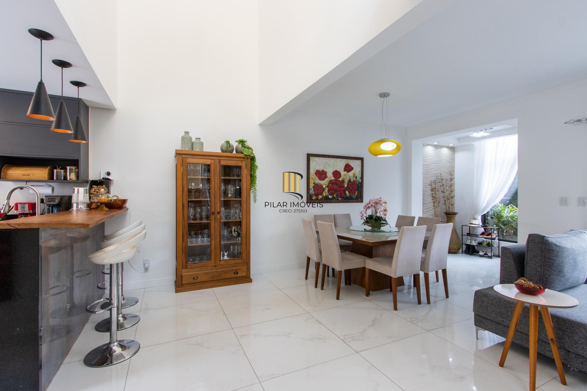 Excelente casa de alvenaria, 4 dormitórios, 2 suítes e 2 vagas de garagem.