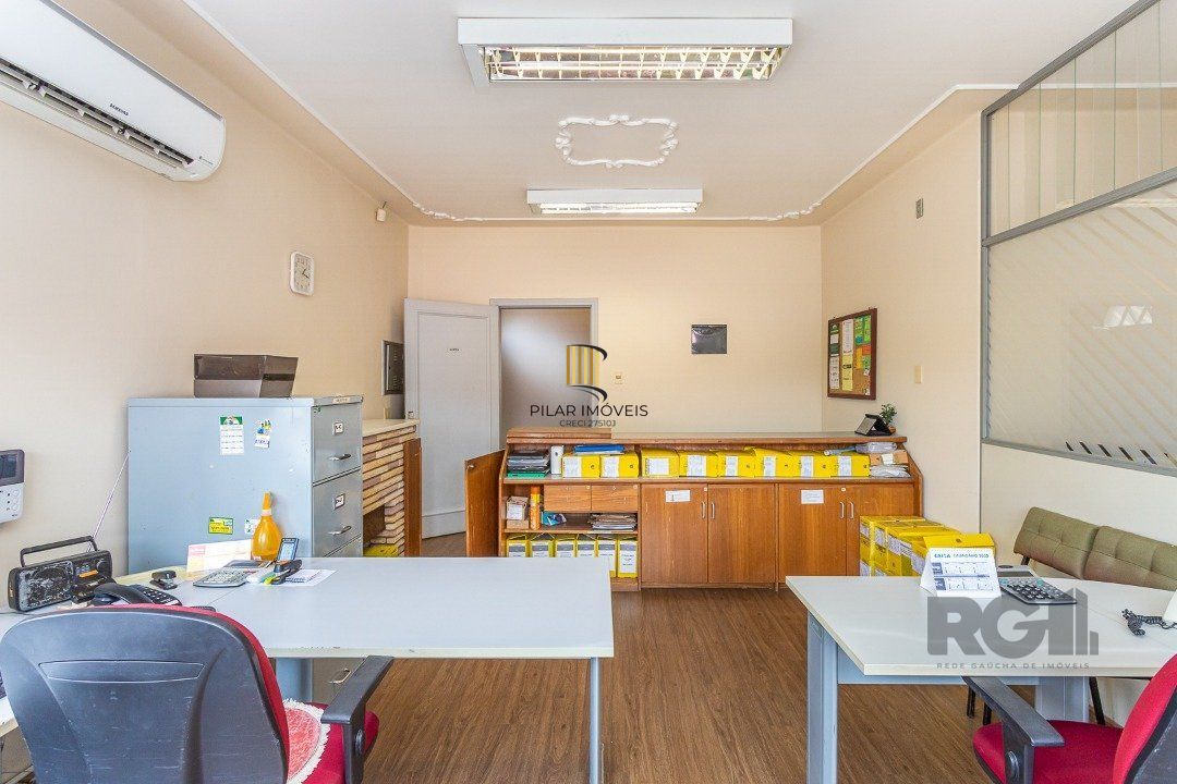 Casa  4 dormitórios, sendo 1 suíte no bairro Menino Deus em Porto Alegre
