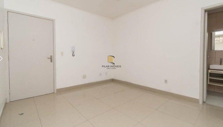 Apartamento de 1 dormitório, com um pequeno pátio no bairro Centro Histórico.