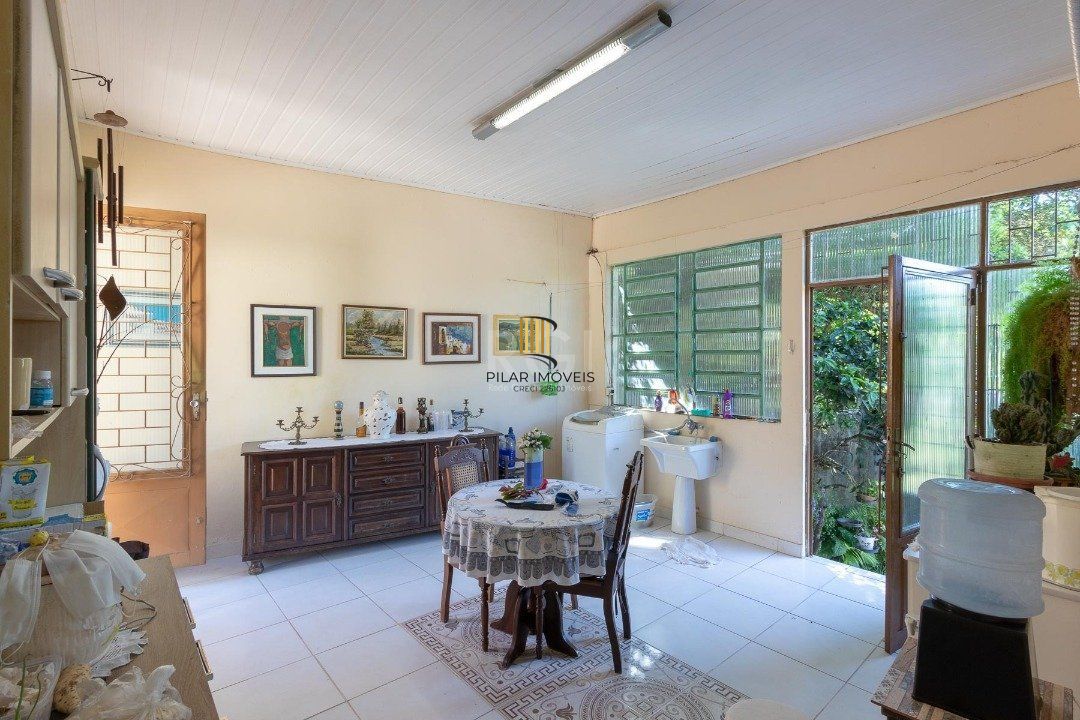 Casa para Venda - 370m², 4 dormitórios, sendo 1 suites, 6 vagas - Lomba do Pinheiro