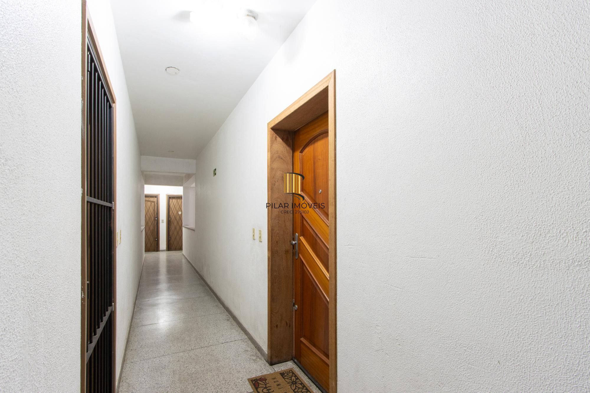 Apartamento de 2 quartos, living, cozinha planejada, área de serviço e 1 vaga.