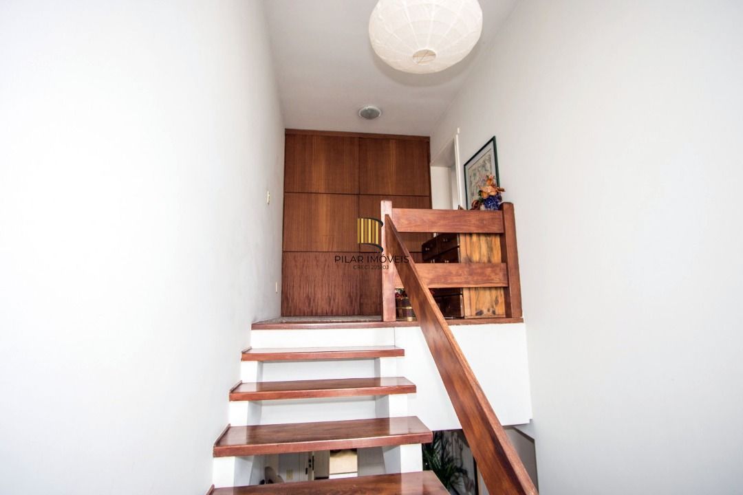 Casa para Venda - 489m², 4 dormitórios, sendo 2 suites, 3 vagas - Cristal