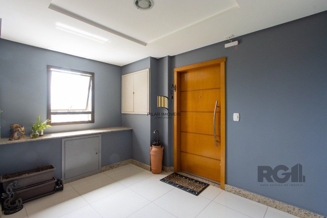 Apartamento possui 3 dormitórios, sendo 1 suíte, semi-mobiliado, com 107,27m² de área privativa, living para 2 ambientes, espaço gourmet com churrasqueira, cozinha com área de serviço; 2 vagas simples de garagem