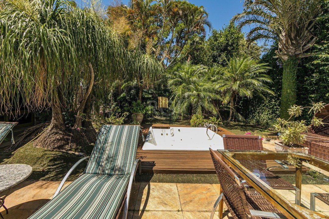 Casa para Venda - 370m², 5 dormitórios, sendo 2 suites, 7 vagas - Vila Assunção
