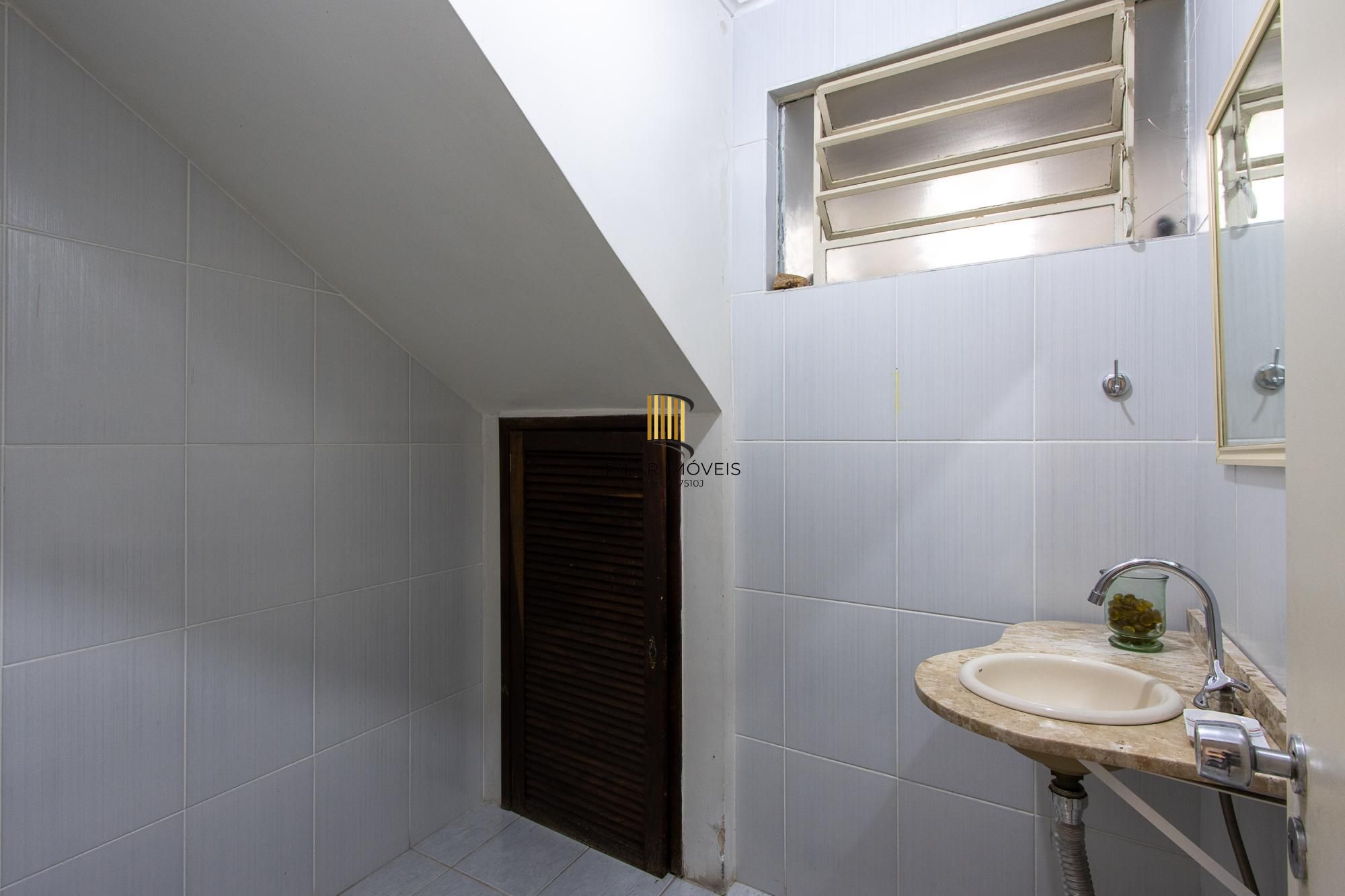 Casa de condomínio, 3 dormitórios, 1 suíte, 1 vaga coberta, no bairro Cristal.