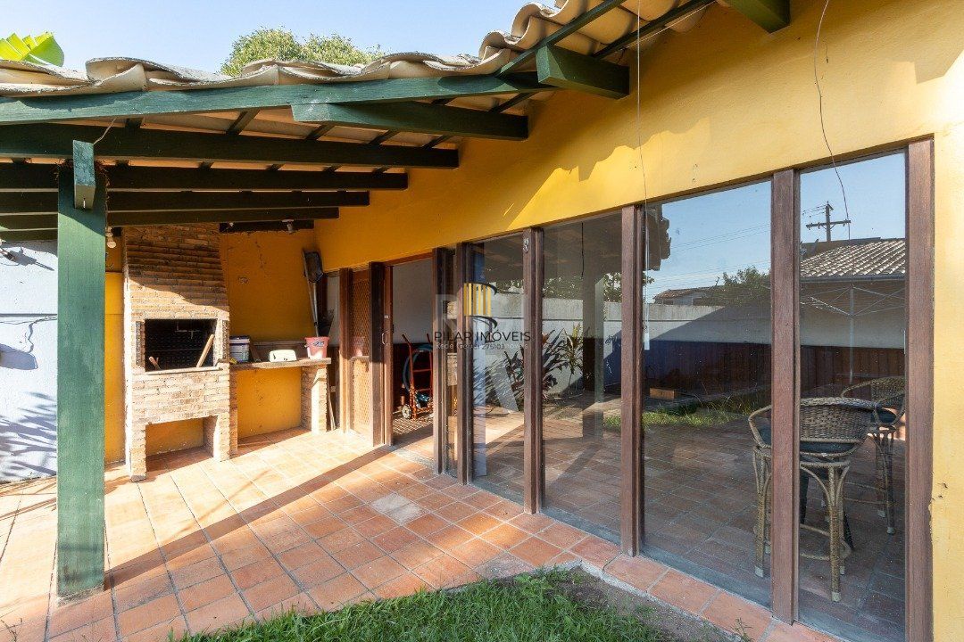 Casa para Venda - 244m², 3 dormitórios, sendo 1 suites, 2 vagas - Guarujá