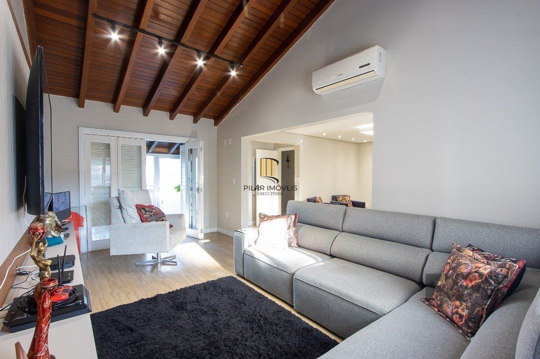 Casa 6 dormitórios no bairro Cristal