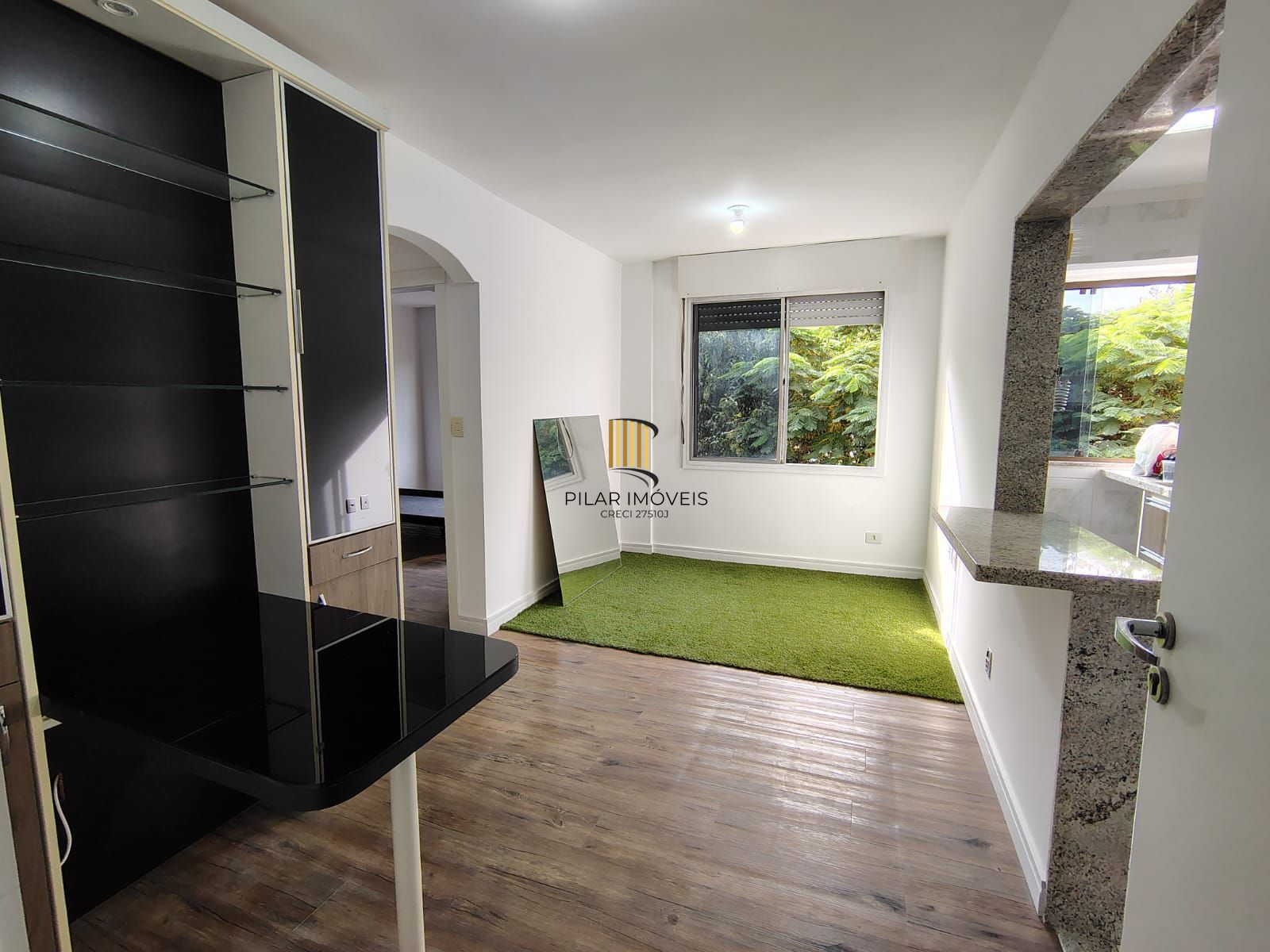 Apartamento de 1 dormitório, living, cozinha planejada, banheiro social.