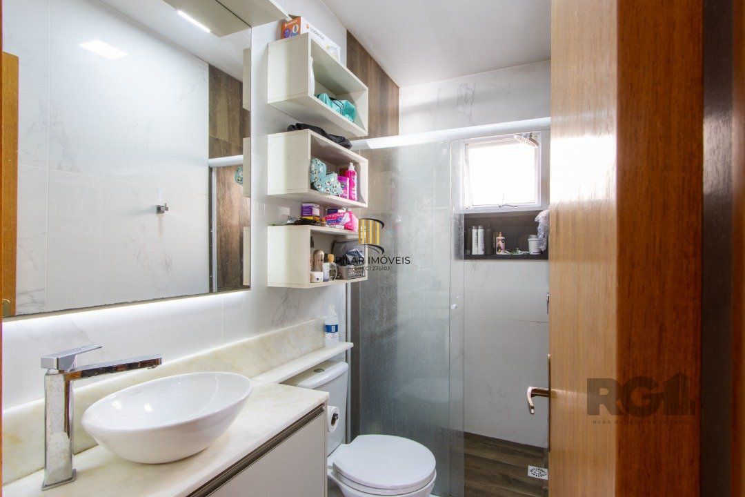 Casa em condomínio,  possui 2 dormitórios, sala para 2 ambientes e 1 vaga.