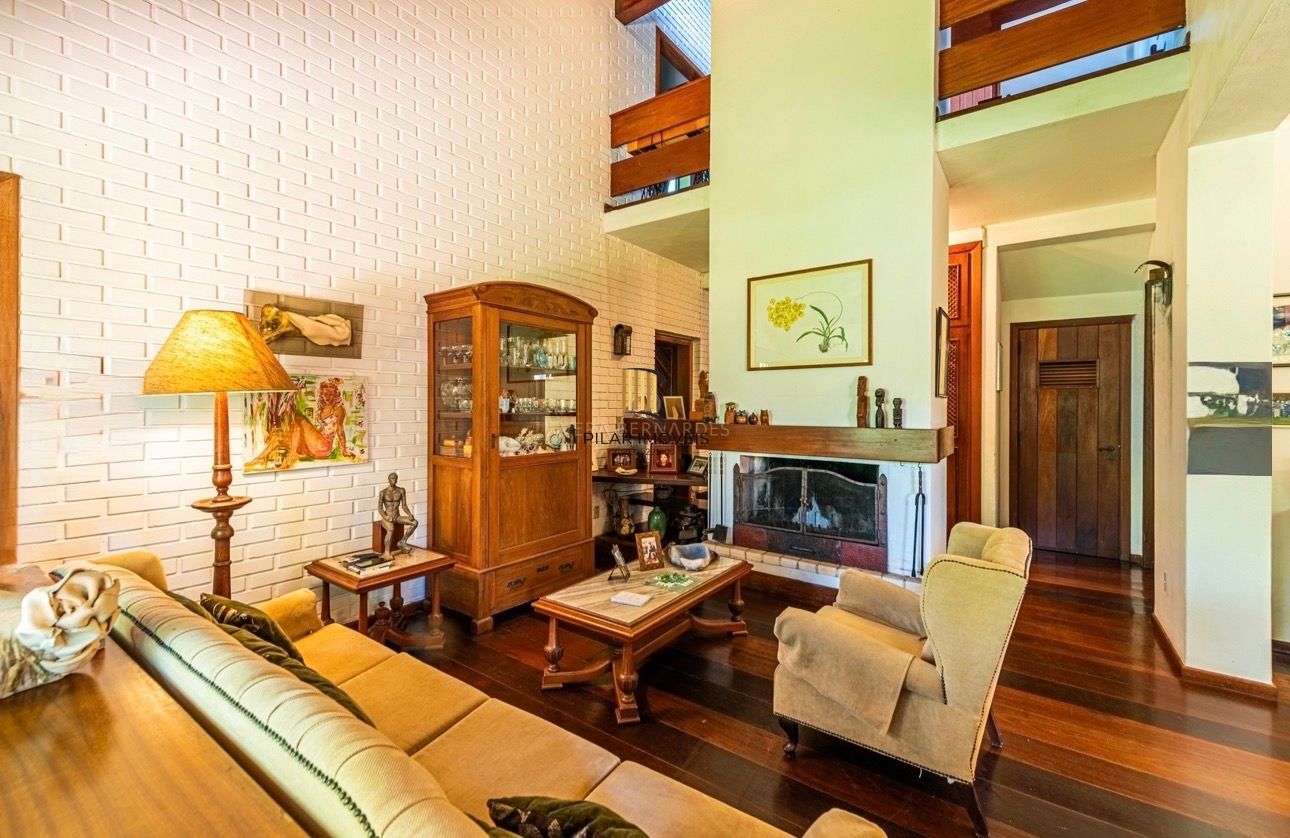 Casa com amplo terreno e grande área verde à venda no Jardim Isabel