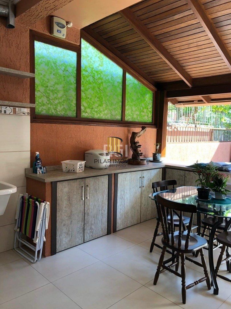 Casa residencial de 3 dormitórios sendo um uma suíte localizada no bairro Guarujá.