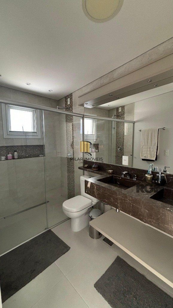 Casa em condomínio com 4 suítes, 4 vagas de garagem, pátio com piscina