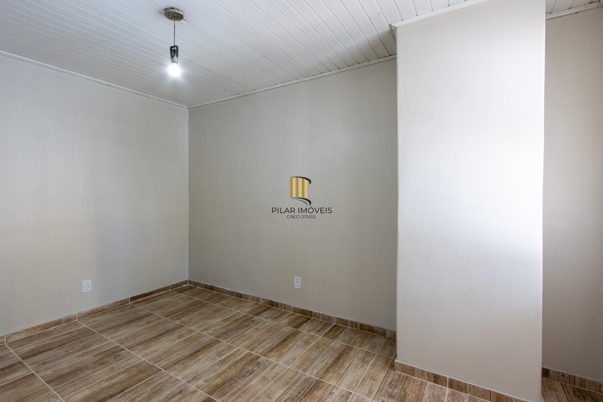 Casa de alvenaria, com 3 quartos, 1 suíte e 3 vagas de garagem.