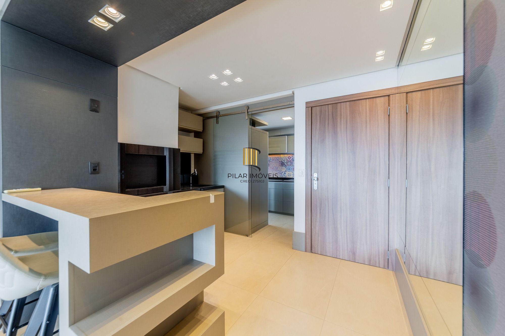 Apartamento semimobiliado, com 94m privativos, 2 suites e 3 vagas de garagem