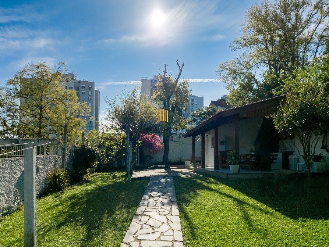 CASA TÉRREA REFORMADA, 3 QUARTOS, SUITE, PÁTIO - BAIRRO CRISTAL