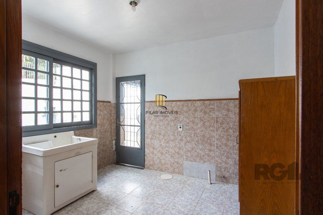 Casa 4 dormitórios no bairro Nonoai