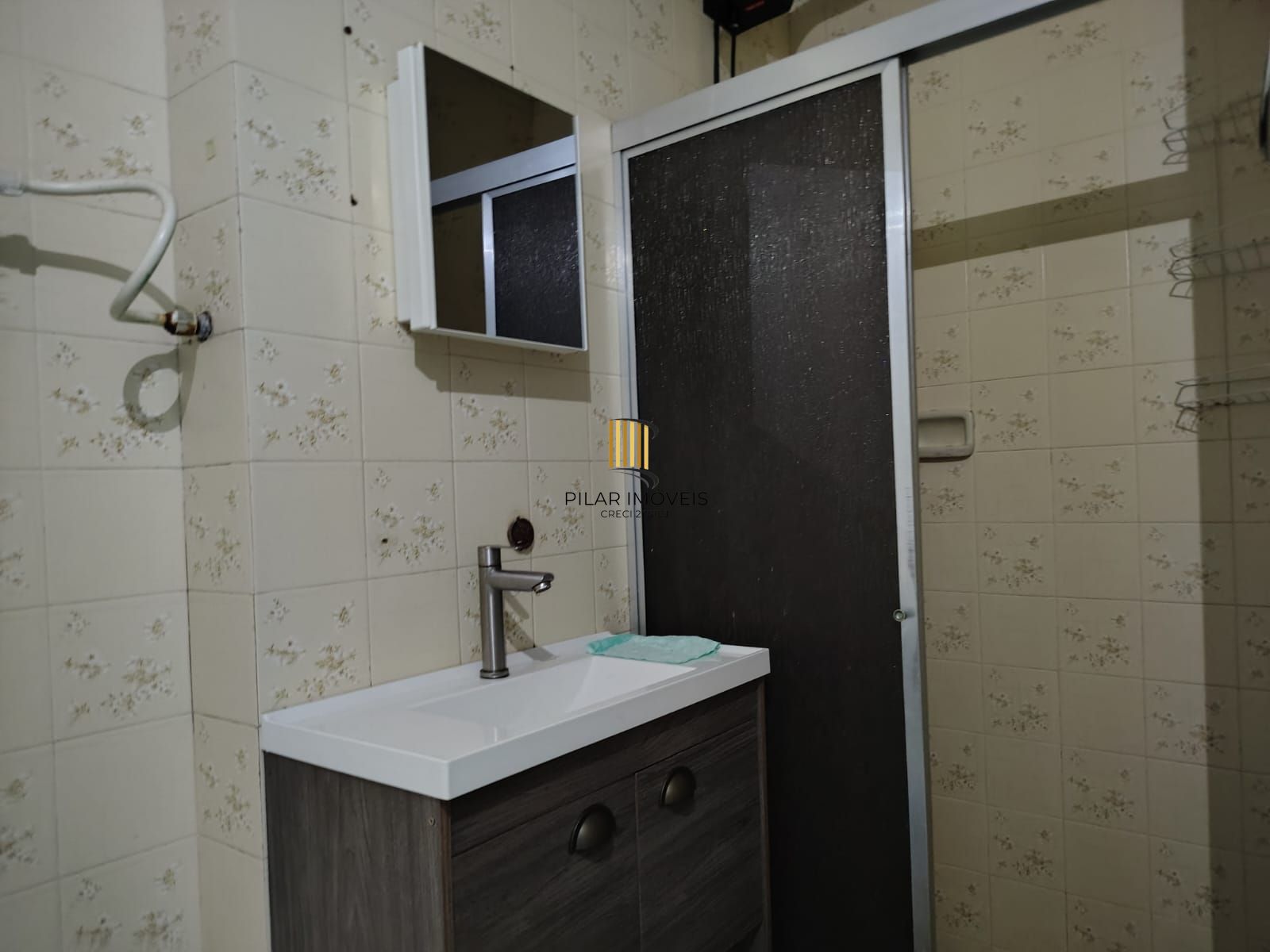 Apartamento de 2 dormitórios, living, cozinha, área de serviço e banheiro social.