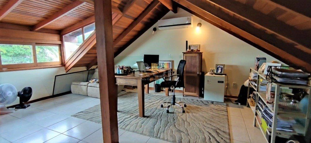 Casa para Venda - 179m², 3 dormitórios, sendo 1 suites, 5 vagas - Hípica