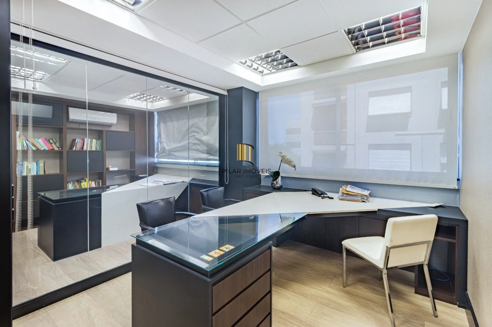 Sala/Conjunto Comercial com 4 vagas e 218m²