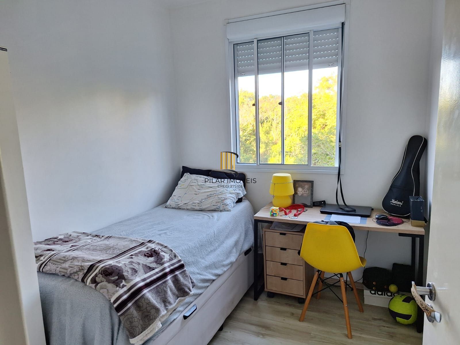 Apartamento de 2 quartos, cozinha planejada e 1 vaga escriturada.