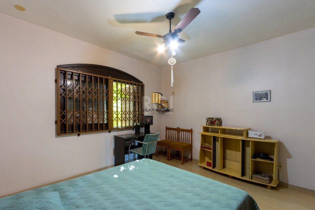 Sobrado com 345m² privativos, 3 suites, 2 vagas, churrasqueira. pátio com piscina - Bairro Cristal