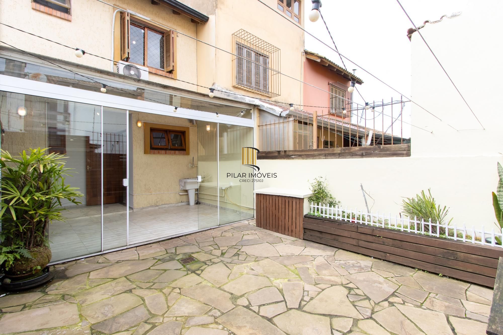 A casa possui 78m² de área construída, com um adicional de 20m²