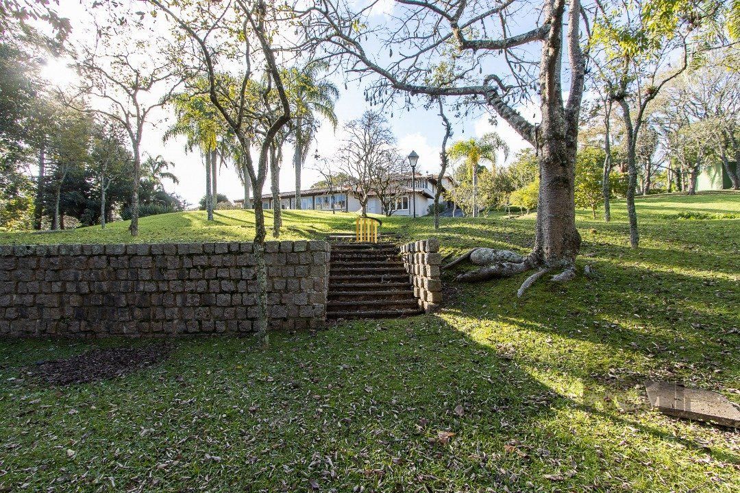 Casa Condomínio a Venda - 880m², 5 dormitórios, sendo 2 suítes, a master com lareira, 4 vagas - Cavalhada