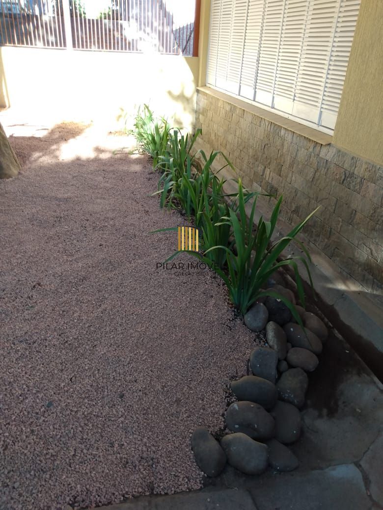 Casa ampla com pátio no Bairro Cristal, com 4 quartos