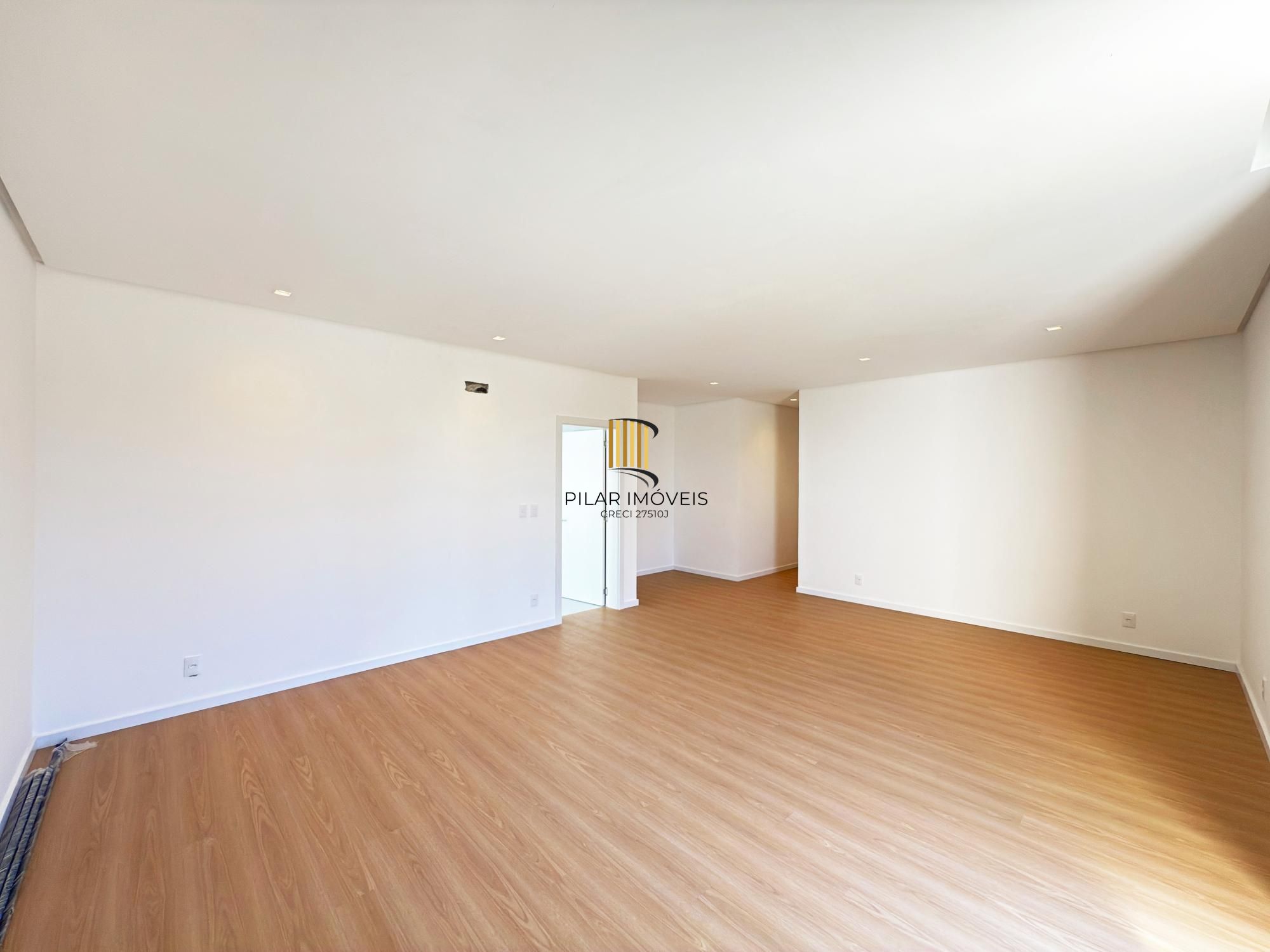 A casa conta com 434m2 de área construída, mas com um aproveitamento total dos 1.012m2 do lote